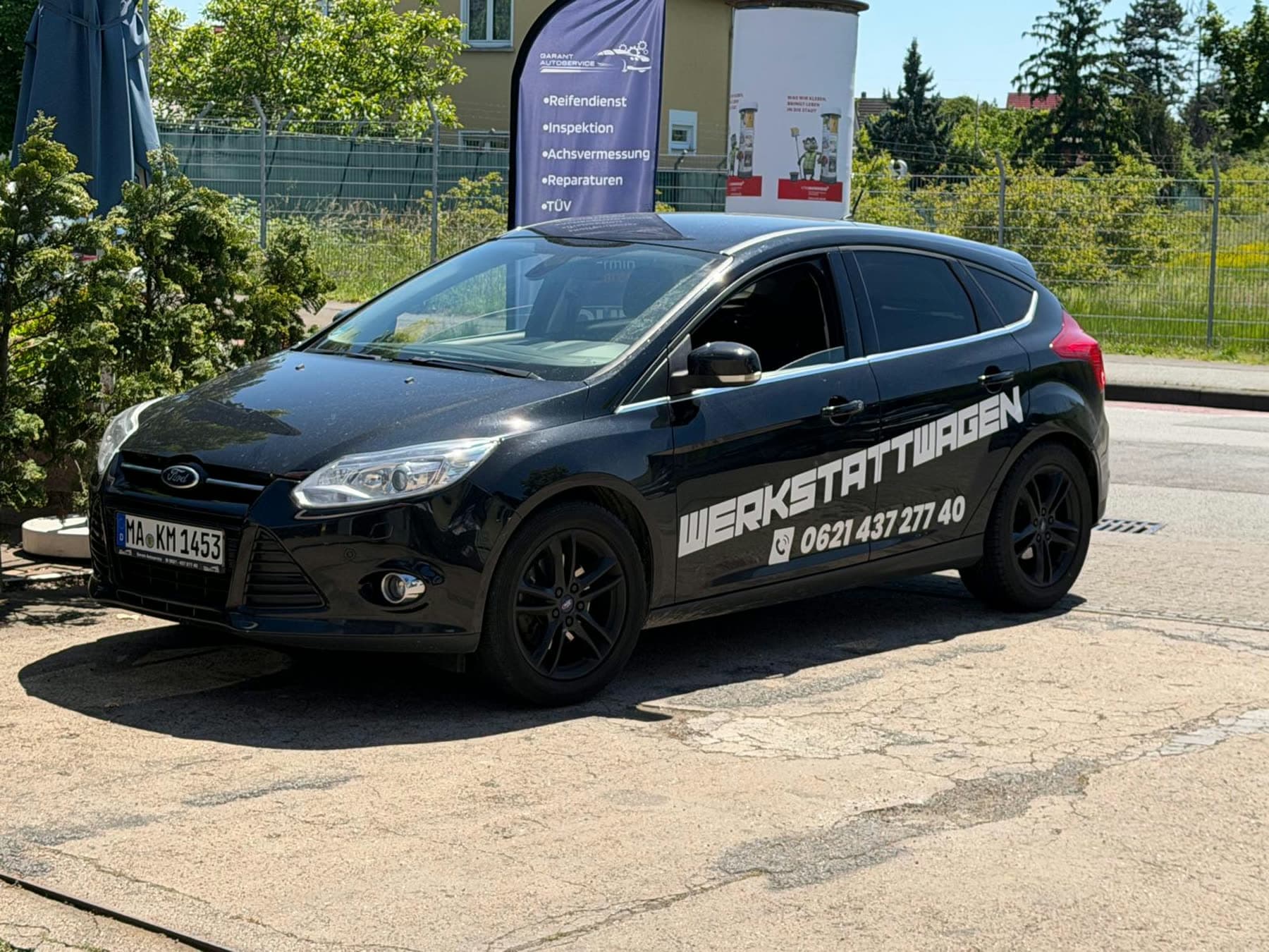 Firmenauto vor der Werkstatt
